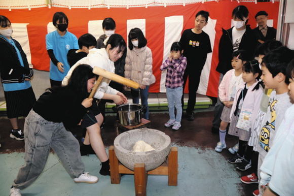 餅つきに挑戦する子どもたち＝春日井市八事町で