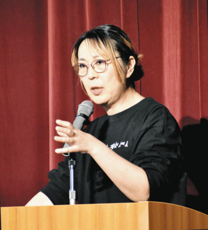 高校生に不戦への役割を説く高遠さん＝中区栄の鯱城ホールで