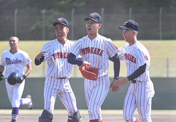 ８強入りを決めて喜ぶエースの中西（中）ら豊川ナイン＝春日井市民球場で（石曽根和花撮影）