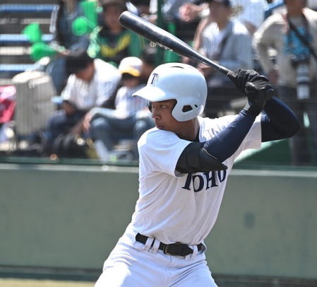 東邦を引っ張る主将の朝倉＝春日井市民球場で