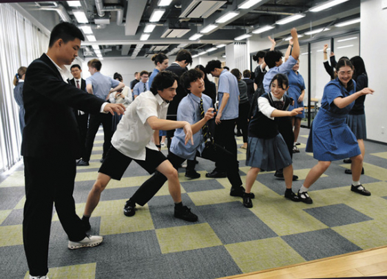 一緒にソーラン節を練習する４カ国の生徒たち＝名東区の東邦高で