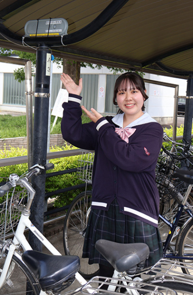 施錠を呼びかけるスピーカーを紹介する生徒＝豊田市浄水町で