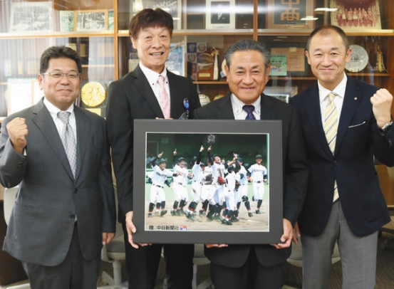 佐藤副会長（右端）と前川副支部長（左端）からパネルを受け取った和田校長（右から２人目）と小林副校長＝瑞浪市の中京院中京高で