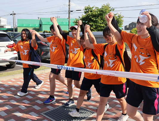 ３０キロを踏破した生徒たち＝扶桑町の誠信高で