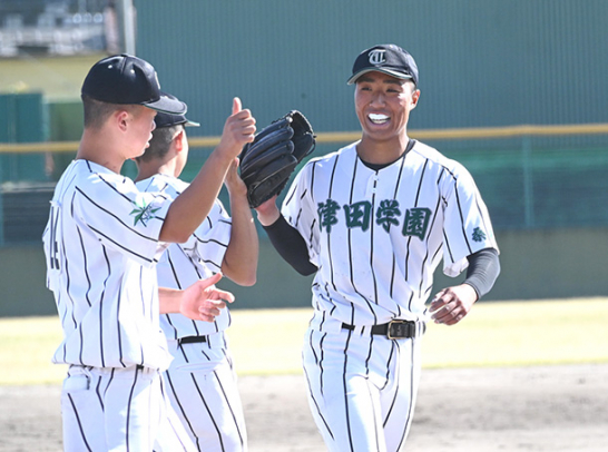 連覇を果たし笑顔の津田学園・桑山（右）＝津市営球場で（石曽根和花撮影）