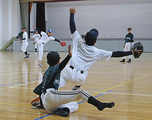 延長２５回裏無死満塁の設定で、内野ゴロを本塁に送球する小学生（左から３人目）＝名古屋市昭和区の中京大中京高で
