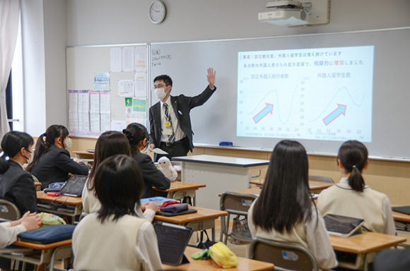 生徒を前に、プロジェクトの各テーマを説明する市職員＝愛西市の清林館高で