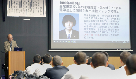 高校生を前に講演する西尾ストーカー殺人事件の遺族の永谷博司さん（左奥）＝名古屋市中区の名古屋たちばな高で