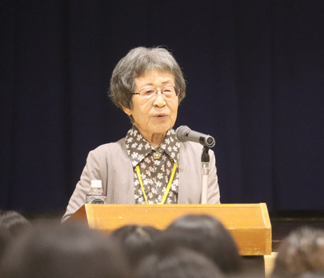 生徒を前に自身の体験を語る松下さん＝千種区の椙山女学園中・高で