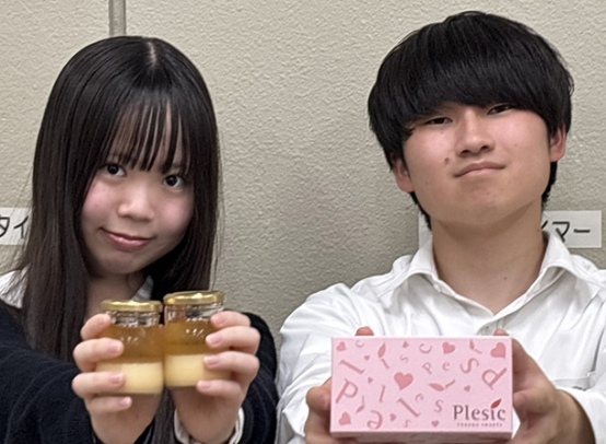 特製プリンの商品開発に携わった生徒＝岐阜市野一色の富田高で