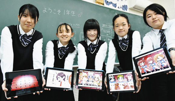 イオンシネマ土岐で流れるマナー動画を制作したマンガ部員たち＝多治見市明和町の多治見西高で