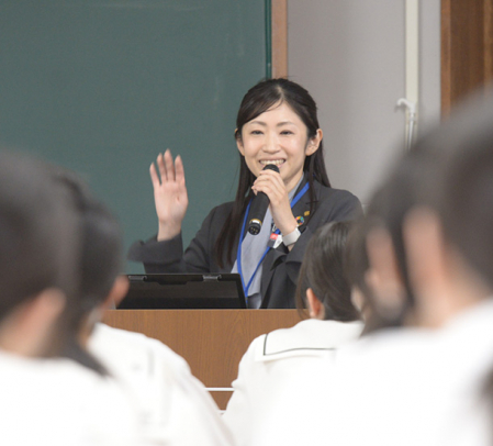 女子生徒に「勇気を持ってやりたいことをして」などと語る枝川さん＝津市半田で