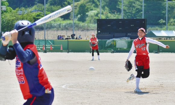 熱戦を繰り広げる岐阜と台湾の選手ら＝岐阜県揖斐川町の揖斐川健康広場で