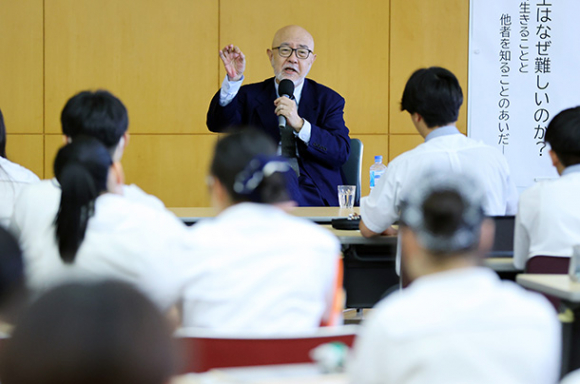 高校生に多文化共生について講演する同志社大大学院の内藤教授＝名古屋市中村区の名城大付属高で