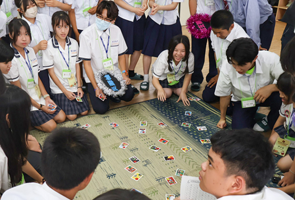 協力してかるたを楽しむ生徒ら＝豊橋市鍵田町の豊橋中央高で