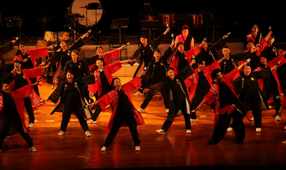 和太鼓部と保育クラスｌｏｖｅｋｉｄｓの合同パフォーマンス＝多治見市十九田町のバロー文化ホールで