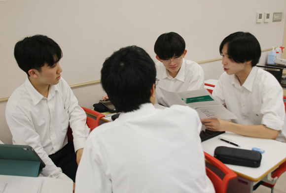 現在の世の中の流れについて話し合う生徒ら＝四日市市の四日市メリノール学院高で