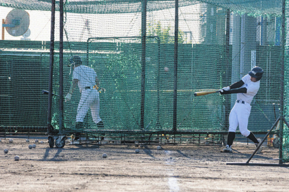 打撃練習する誠信高の選手たち＝扶桑町で