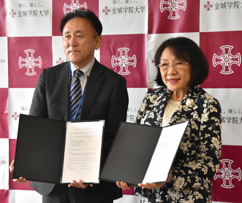 協定を締結した金城学院大の小室学長（右）と暁高の生駒校長＝名古屋市守山区の同大で