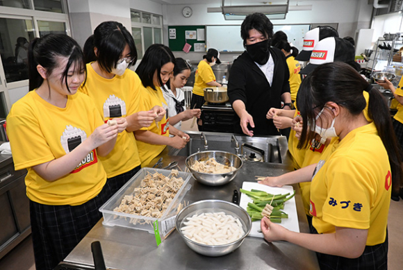 １００円朝食の準備をする生徒ら＝守山区の菊華高で