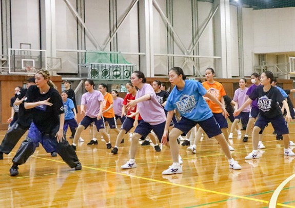 プロダンサーらとともに踊る部員ら＝岡崎市大西町の光ケ丘女子高で