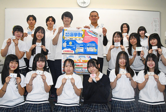 選挙割を考案した生徒ら=美浜町の日本福祉大付属高で