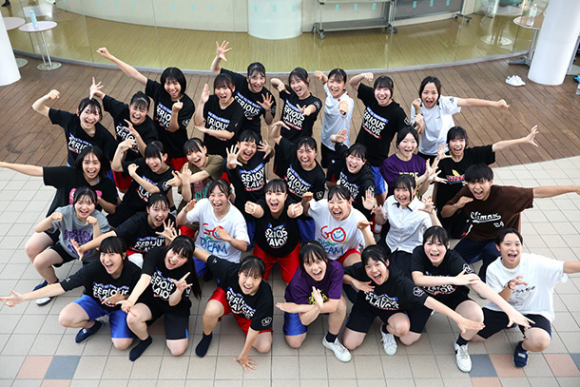 全国大会への出場を決めた「シリアスフレーバー」のメンバー＝松阪市久保町の三重高で