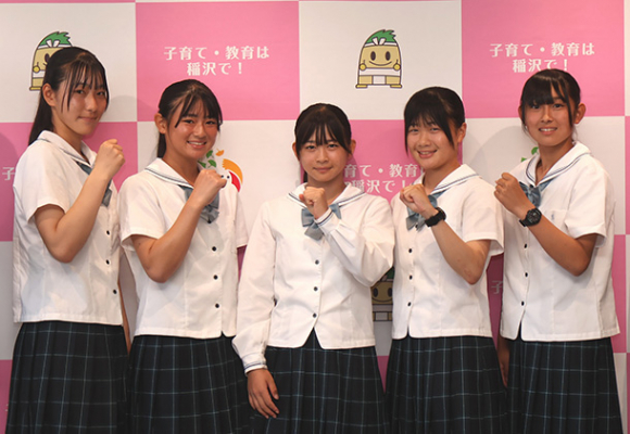 インターハイに出場する女子テニス部のメンバーら＝稲沢市役所で