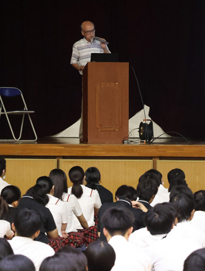 長女が殺害された事件について語る永谷さん=豊田市保見町の豊田大谷高で