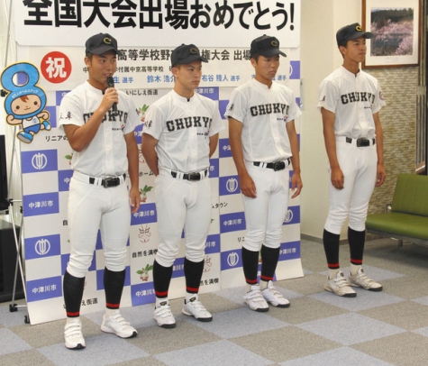 激励会で抱負を話す（左から）二村選手、鈴木選手、布谷選手、吉田選手＝中津川市役所で