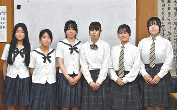 韓国を訪問し現地の高校生と交流する６人＝津市の在日本大韓民国民団県本部で