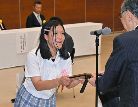 贈呈式で盾を受け取る名城大付属高の生徒（左）＝中日新聞社で