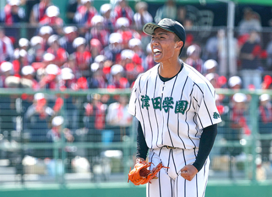 津田学園－菰野　４回裏、ピンチを切り抜け雄たけびを上げる津田学園の桑山＝津市営球場で（森研人撮影）