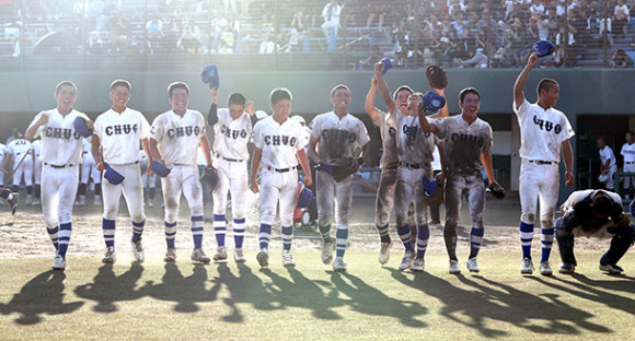 東邦を破って優勝し、スタンドに向かって喜ぶ豊橋中央ナイン=岡崎レッドダイヤモンドスタジアムで