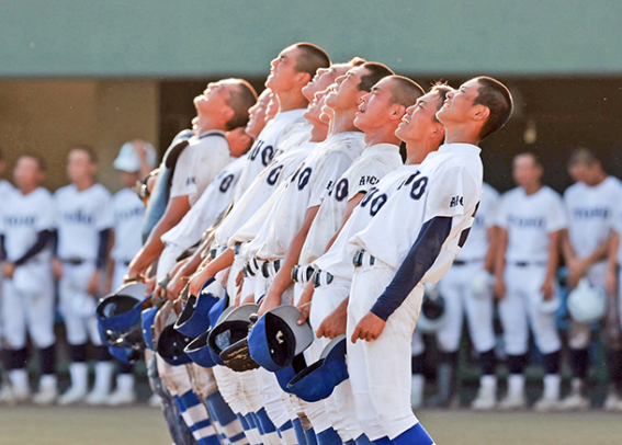 東邦に勝利し、校歌を歌う豊橋中央ナイン