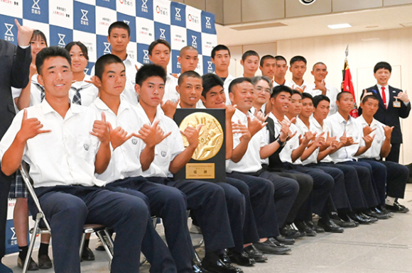 セレモニーで記念撮影する豊橋中央の選手ら=豊橋市役所で