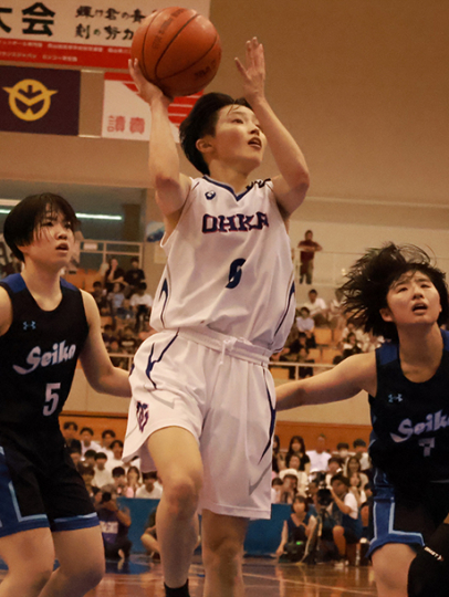 攻守で躍動した竹内選手＝岡山市北区のジップアリーナ岡山で