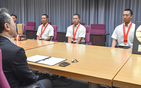 甲子園への意気込みを語る選手ら＝県庁で