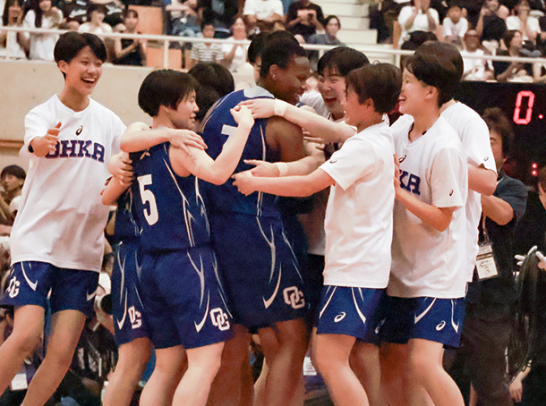 優勝を決め喜び合う桜花学園の選手たち=岡山市北区のジップアリーナ岡山で