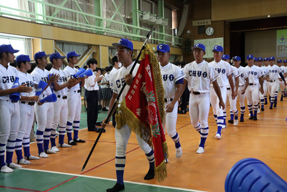 生徒の拍手で送られる豊橋中央高野球部の選手たち＝豊橋市鍵田町の同校で