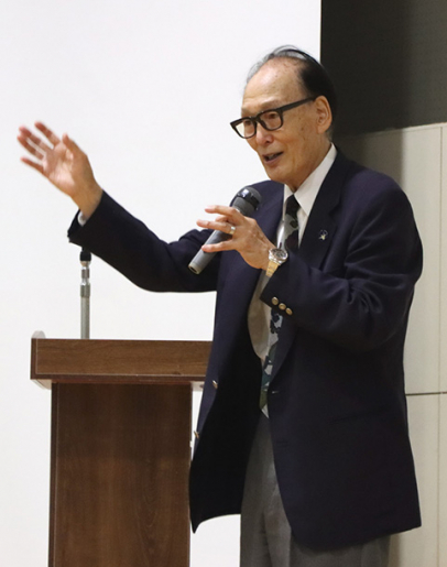 自身の被爆体験などを語る金本さん＝安城市小堤町の安城学園高で