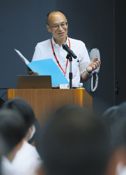 母の久子さんの被爆体験を語る谷口さん=中区伊勢山1の名古屋たちばな高で