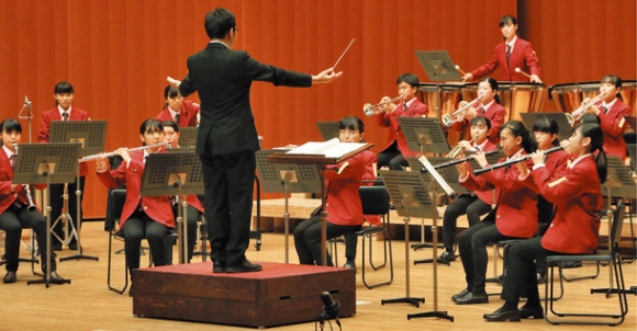 緩急豊かな演奏を響かせる高校生たち＝刈谷市総合文化センターで