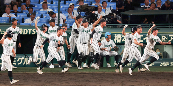 叡明－津田学園　延長１２回、サヨナラ勝ちし、ベンチを飛び出す津田学園ナイン