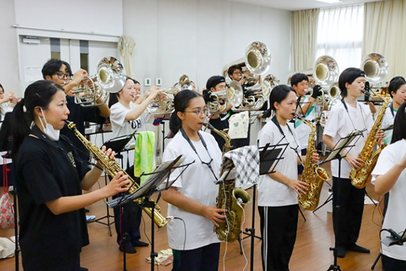 甲子園の応援演奏に向けて練習する東邦マーチングバンド部=名古屋市名東区の東邦高で