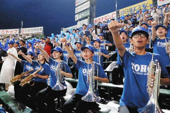 豊橋中央-日大三 9回、「戦闘開始」の演奏でかけ声をする東邦マーチングバンド部の生徒ら=11日、兵庫県西宮市の甲子園球場で