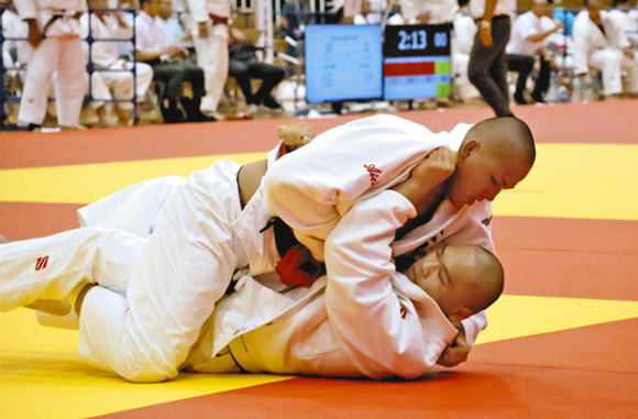 対戦相手を押さえ込む栗栖大将(上)=岡山市のジップアリーナ岡山で