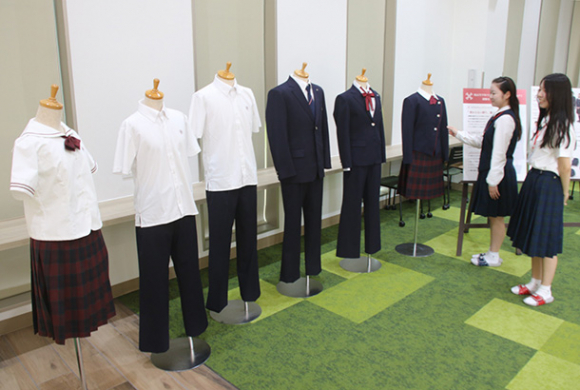 来年度から一新される制服＝四日市市の暁高で