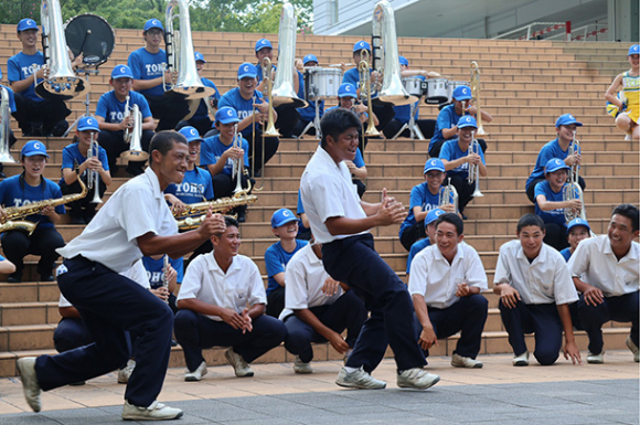 東邦マーチングバンド部の演奏に乗って踊る髙橋投手（右）ら＝名古屋市名東区の東邦高で
