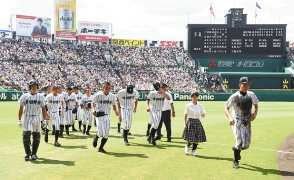履正社に敗れ肩を落とす津田学園ナイン＝甲子園球場で 